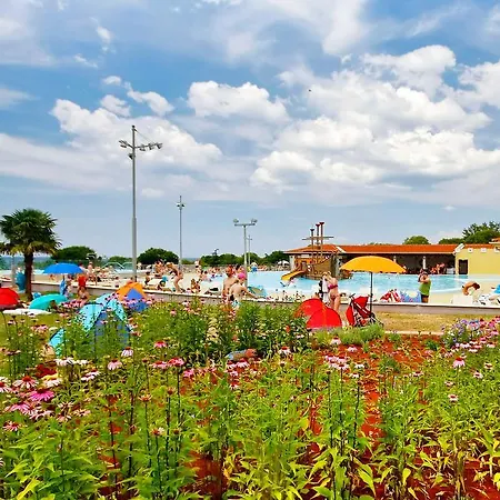 Premium Mobile Homes In Camping Park Umag 4*