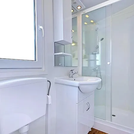 Premium Mobile Homes In Camping Park Umag 假日公园 4*